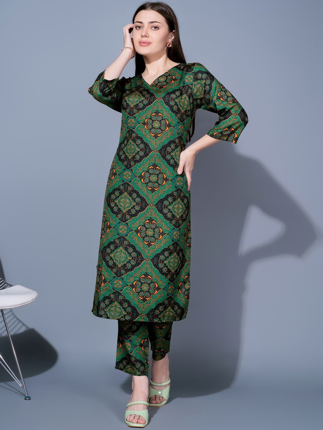 

soan Ethnic Motifs Printed V-Neck Straight Kurta With Trouser, Green