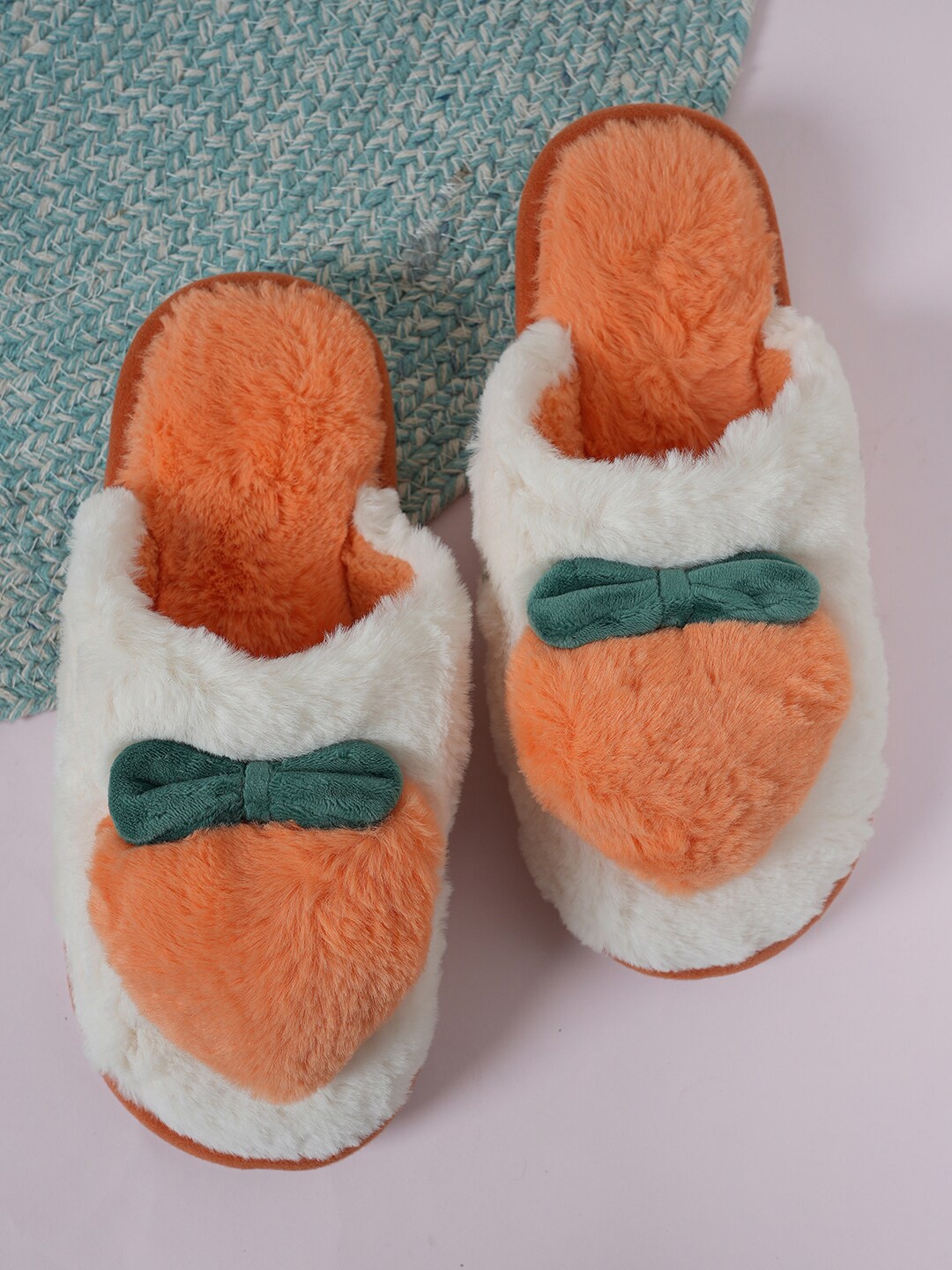 

SAPATOS Unisex Peach Embellished Fur Room Slippers, Cream
