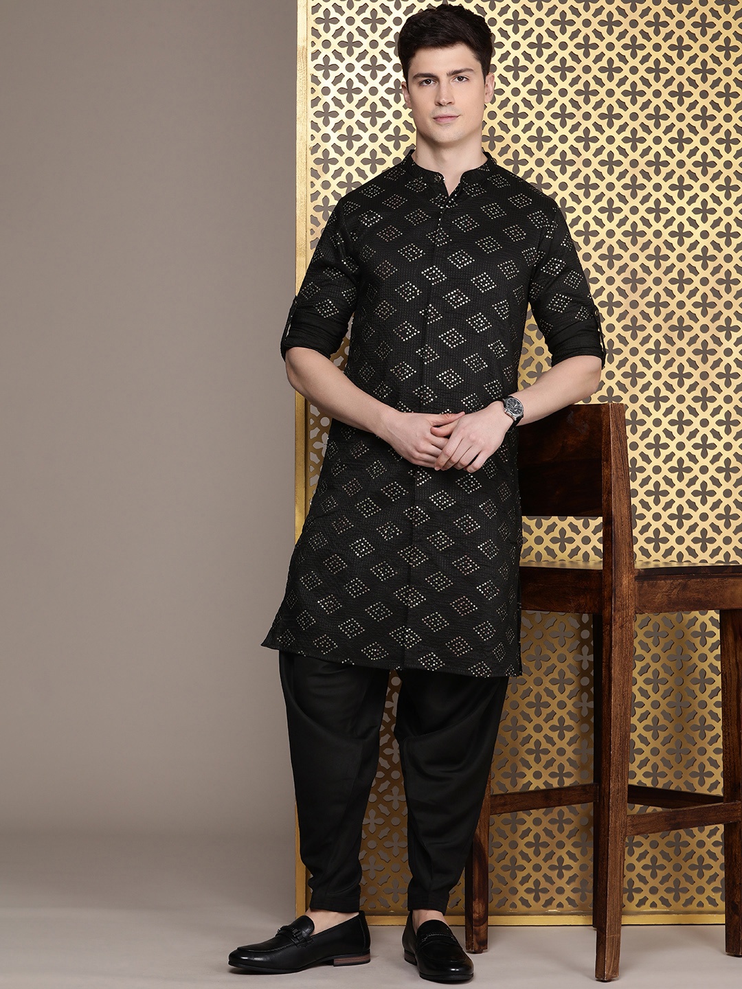 

House of Pataudi Men Jashn Sequinned Kurta With Salwar, Black