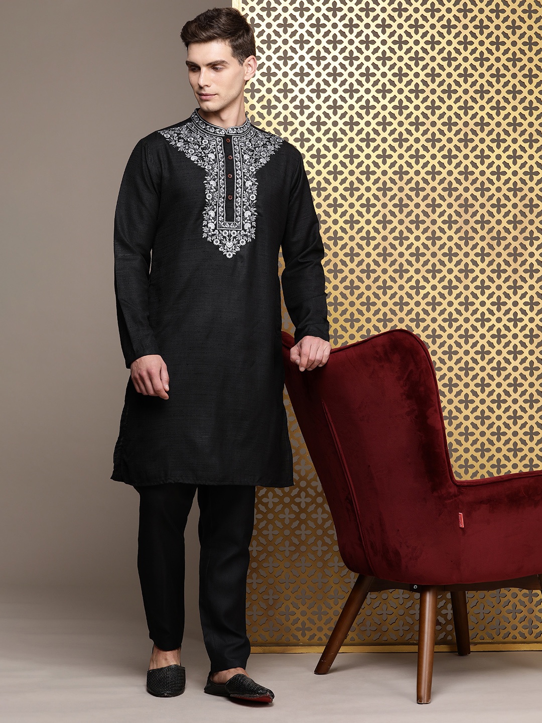 

House of Pataudi Men Jashn Floral Embroidered Thread Work Kurta With Trousers, Black