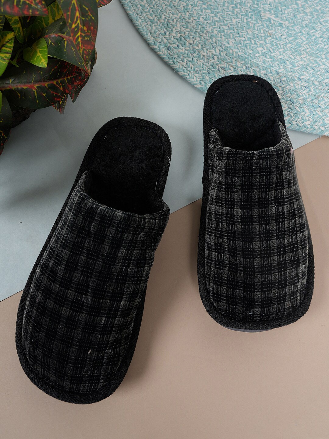 

Walkfree Unisex Checked Fur Room Slippers, Black