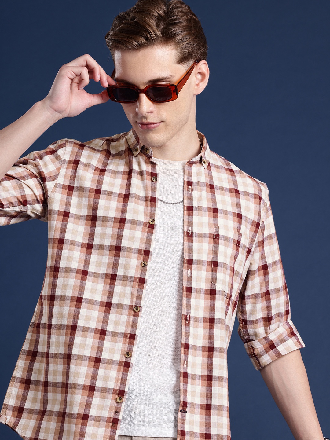 

Mast & Harbour Men Standard Checked Casual Shirt, Maroon