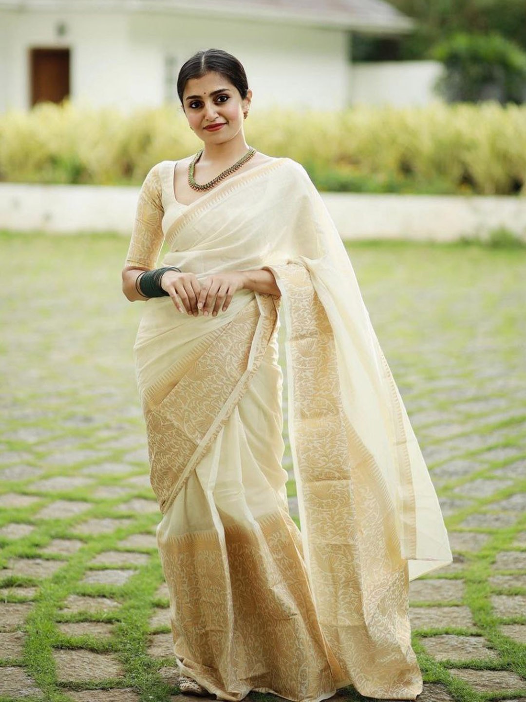 

LIMDO Pure Silk Banarasi Saree, Cream