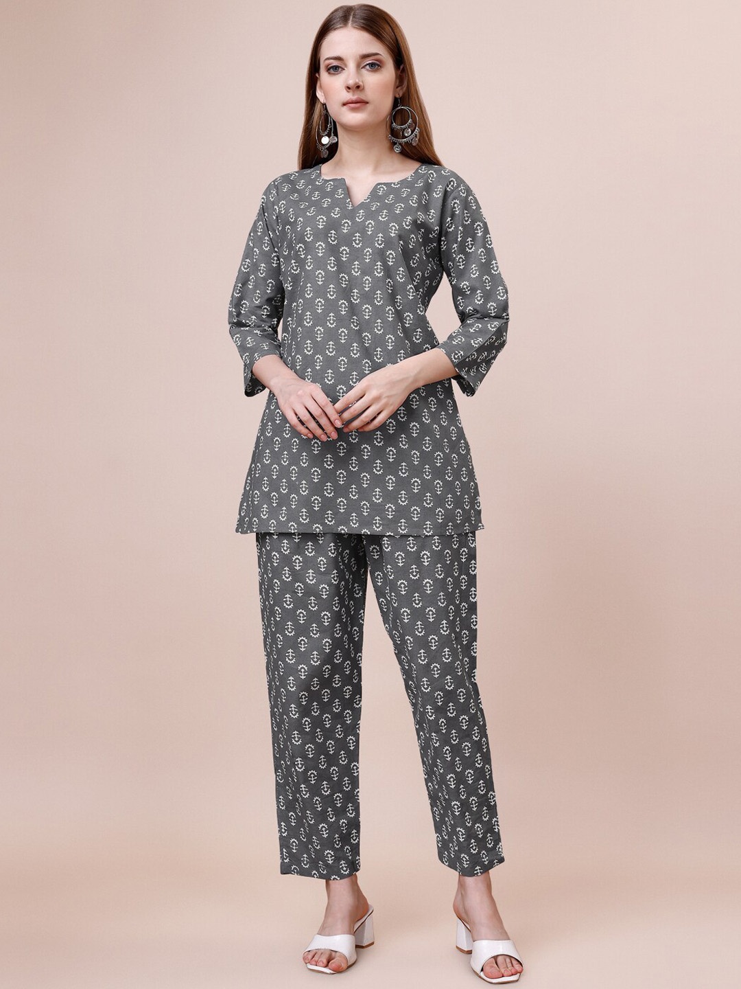

Kasak Women Grey Ethnic Motifs Printed Regular Kurta with Trousers
