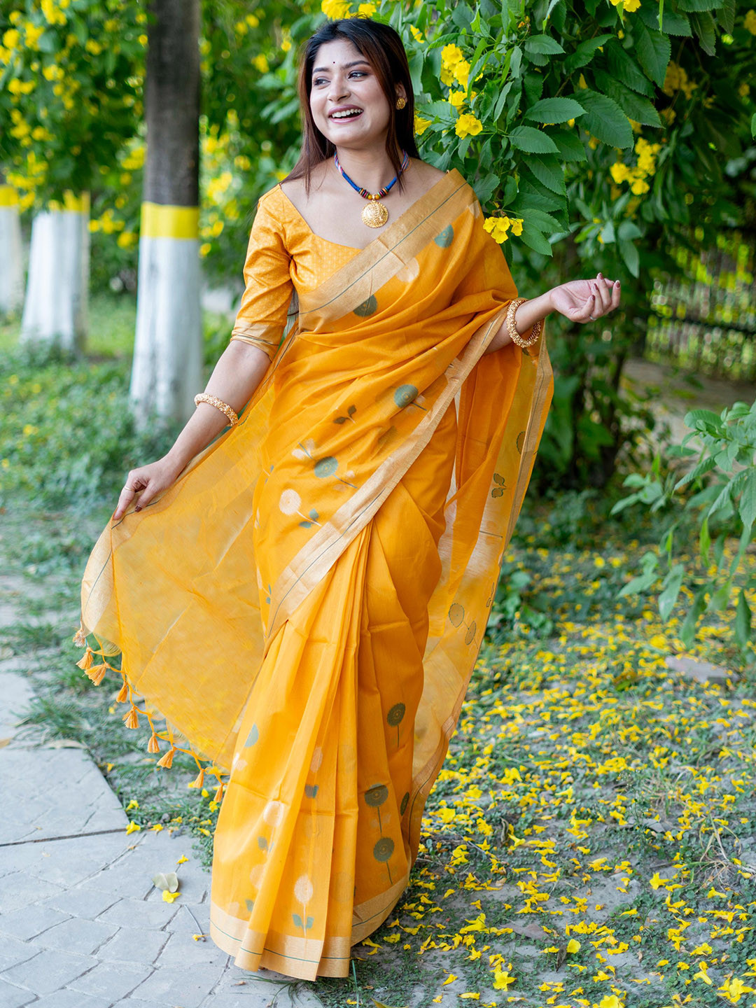 

VISHNU WEAVES Floral Zari Woven Design Zari Mysore Silk Saree, Yellow