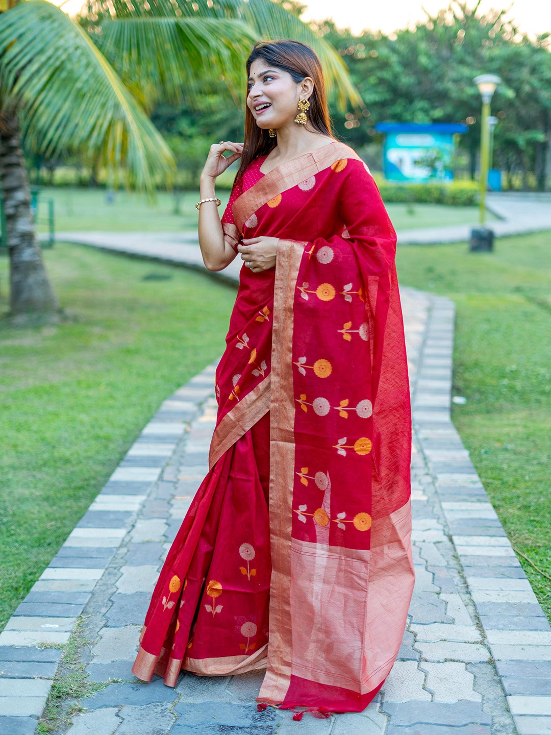 

VISHNU WEAVES Floral Woven Design Zari Mysore Silk Saree, Red