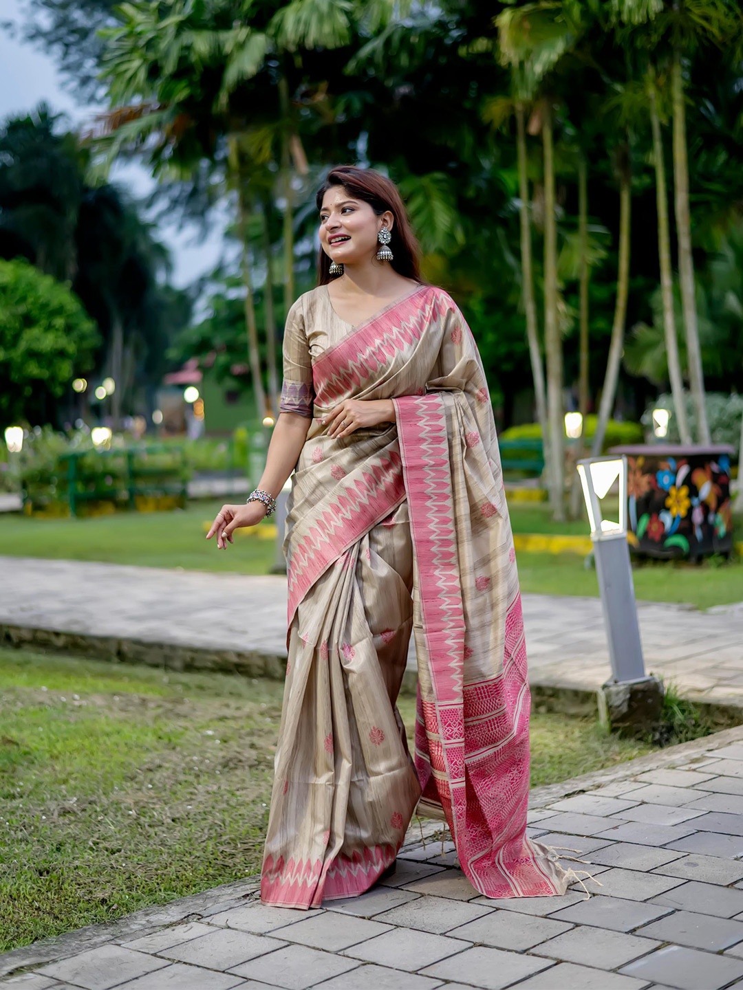 

VISHNU WEAVES Ethnic Motifs Printed Zari Jute Silk Tussar Saree, Pink
