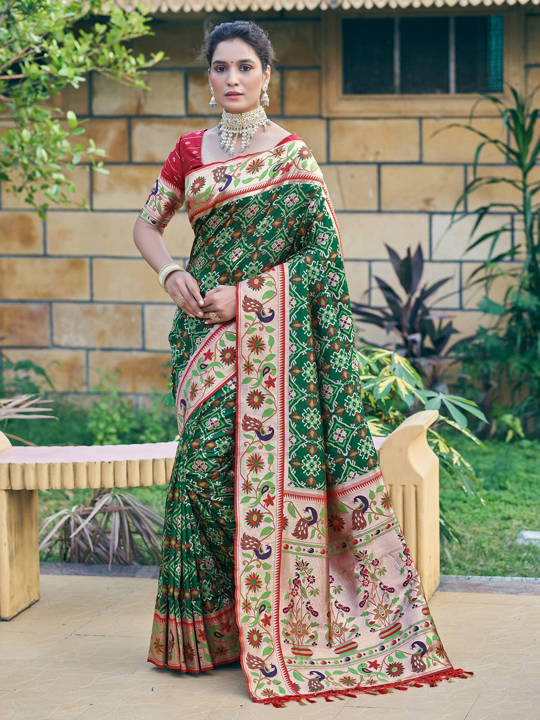 

VISHNU WEAVES Ethnic Motifs Woven Design Zari Pure Silk Designer Patola Saree, Green