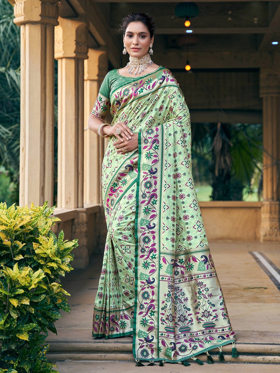 

VISHNU WEAVES Ethnic Motifs Woven Design Zari Pure Silk Patola Saree, Sea green