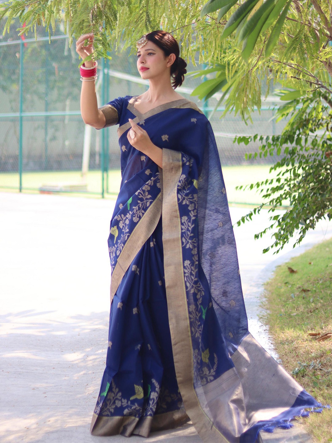 

VISHNU WEAVES Kalamkari Zari Silk Blend Mysore Silk Saree, Blue