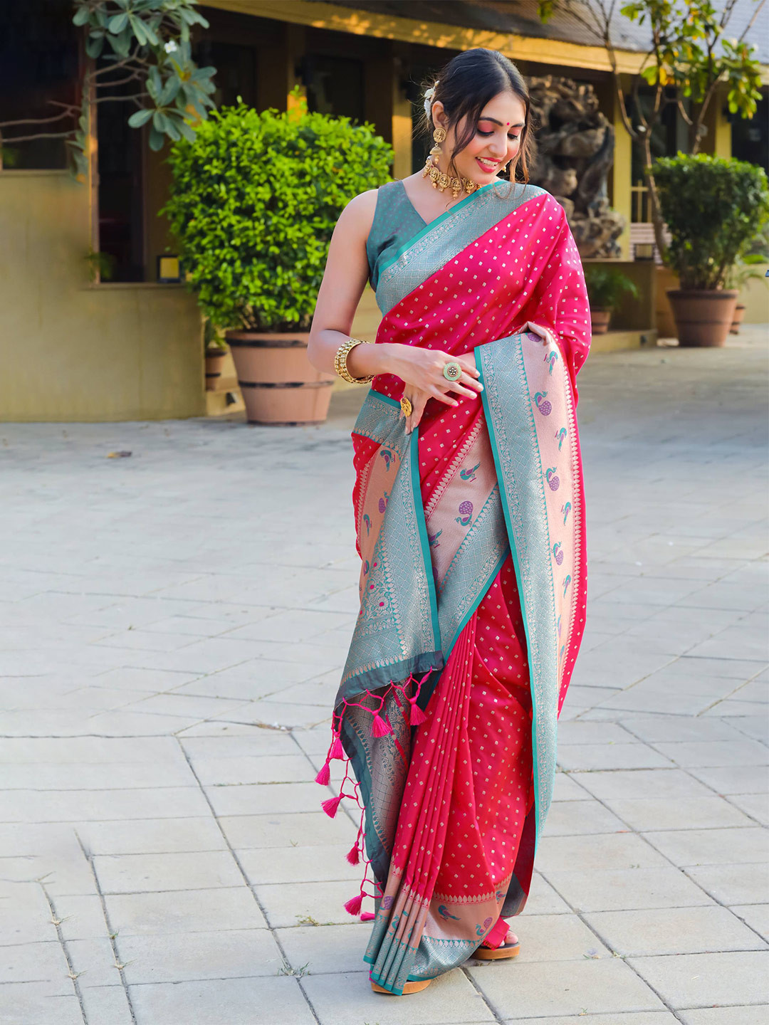 

VISHNU WEAVES Ethnic Motifs Zari Pure Silk Designer Bandhani Saree, Pink