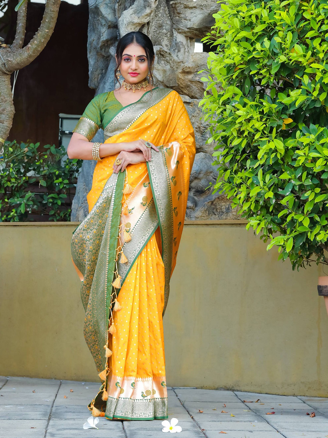 

VISHNU WEAVES Ethnic Motifs Zari Pure Silk Designer Bandhani Saree, Yellow