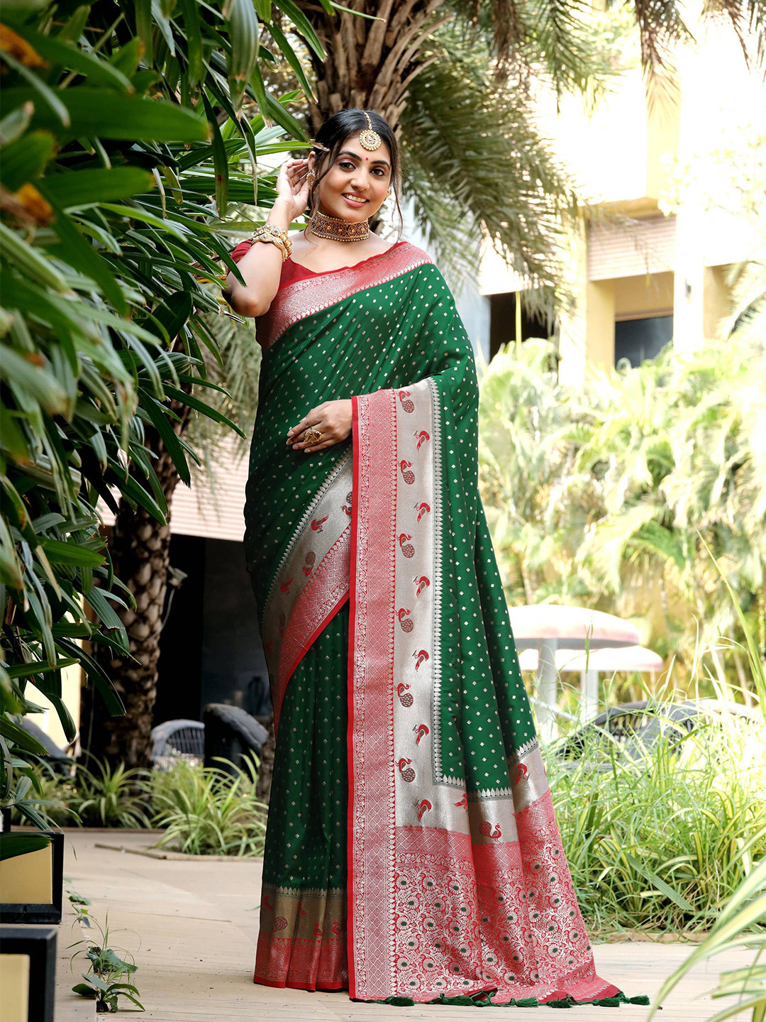 

VISHNU WEAVES Ethnic Motifs Zari Pure Silk Designer Bandhani Saree, Green