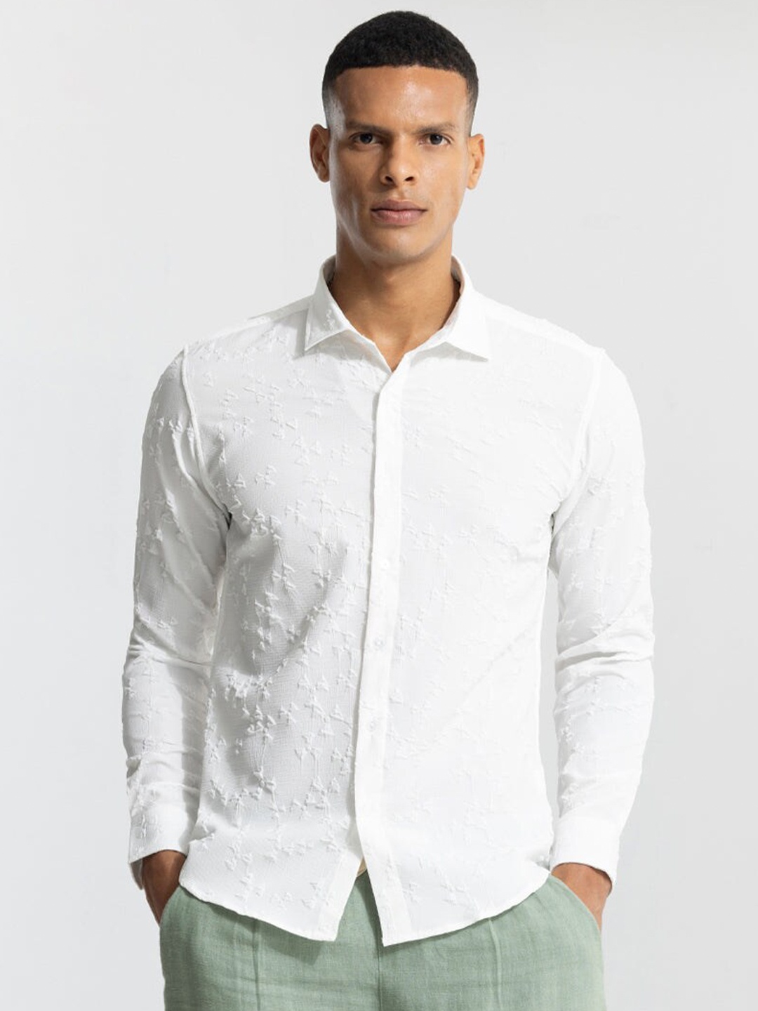 

Snitch White Classic Slim Fit Self Design Pure Cotton Casual Shirt