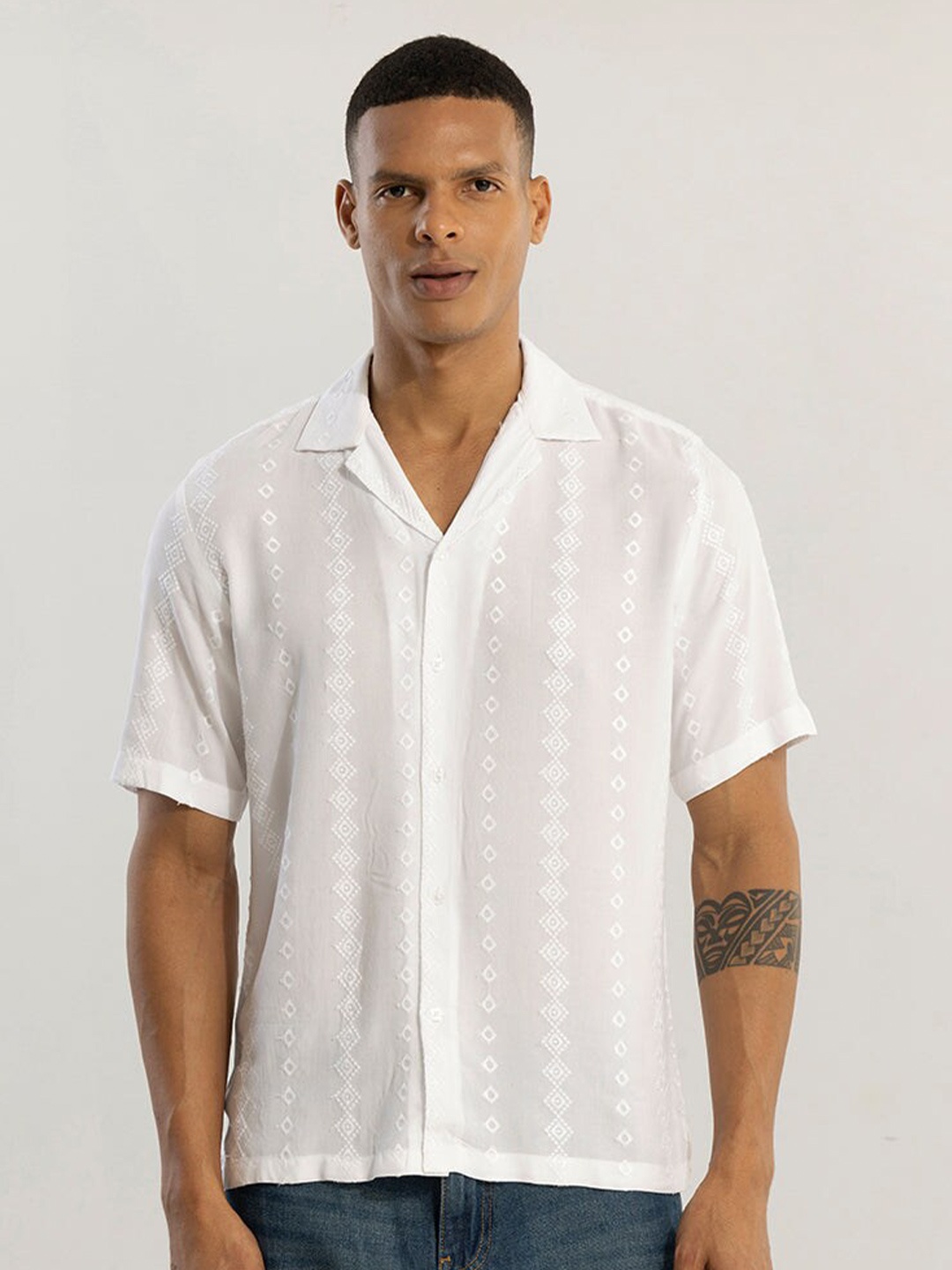 

Snitch White Classic Boxy Geometric Embroidered Cuban Collar Casual Shirt