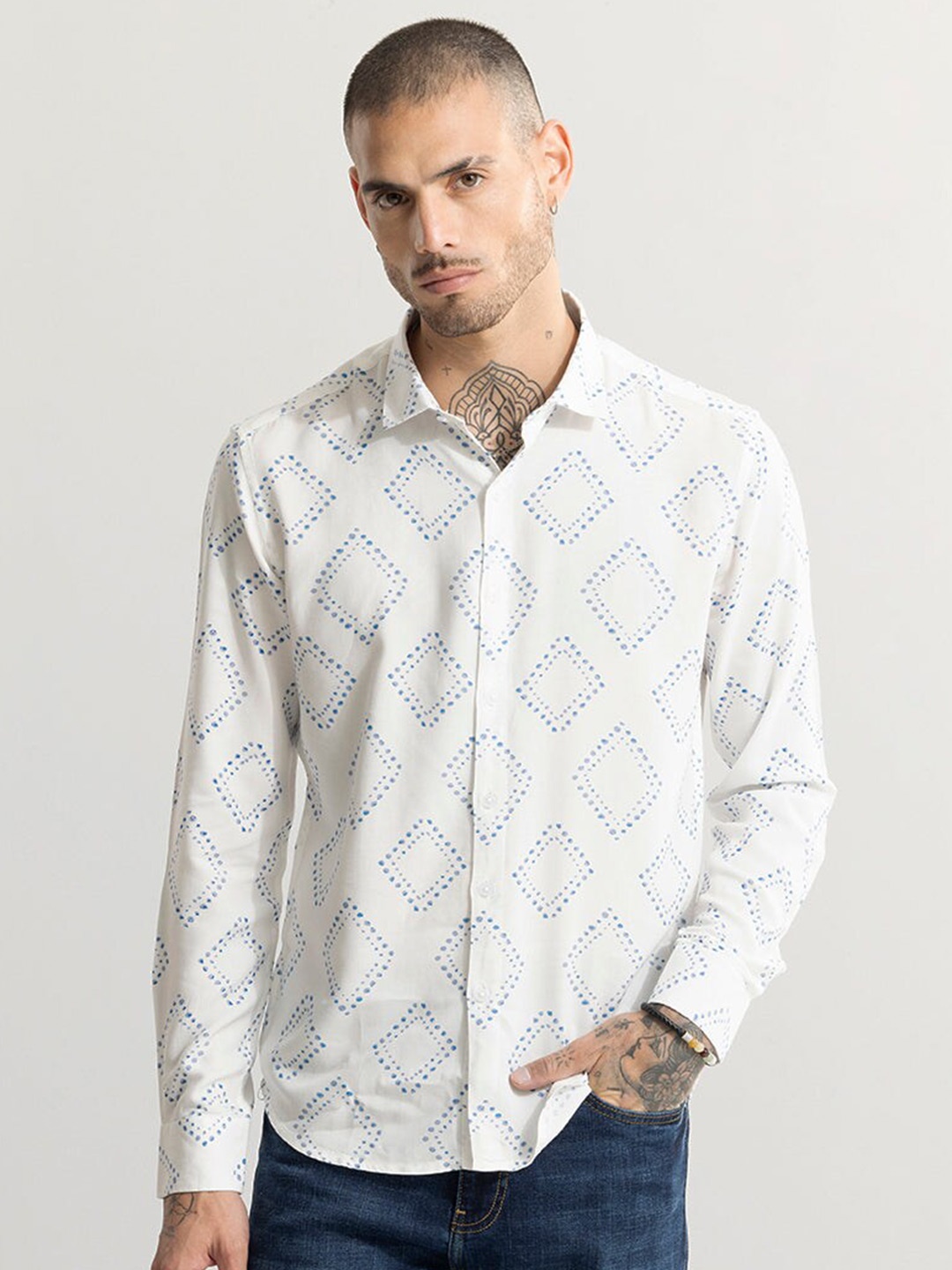 

Snitch White Classic Slim Fit Geometric Printed Casual Shirt