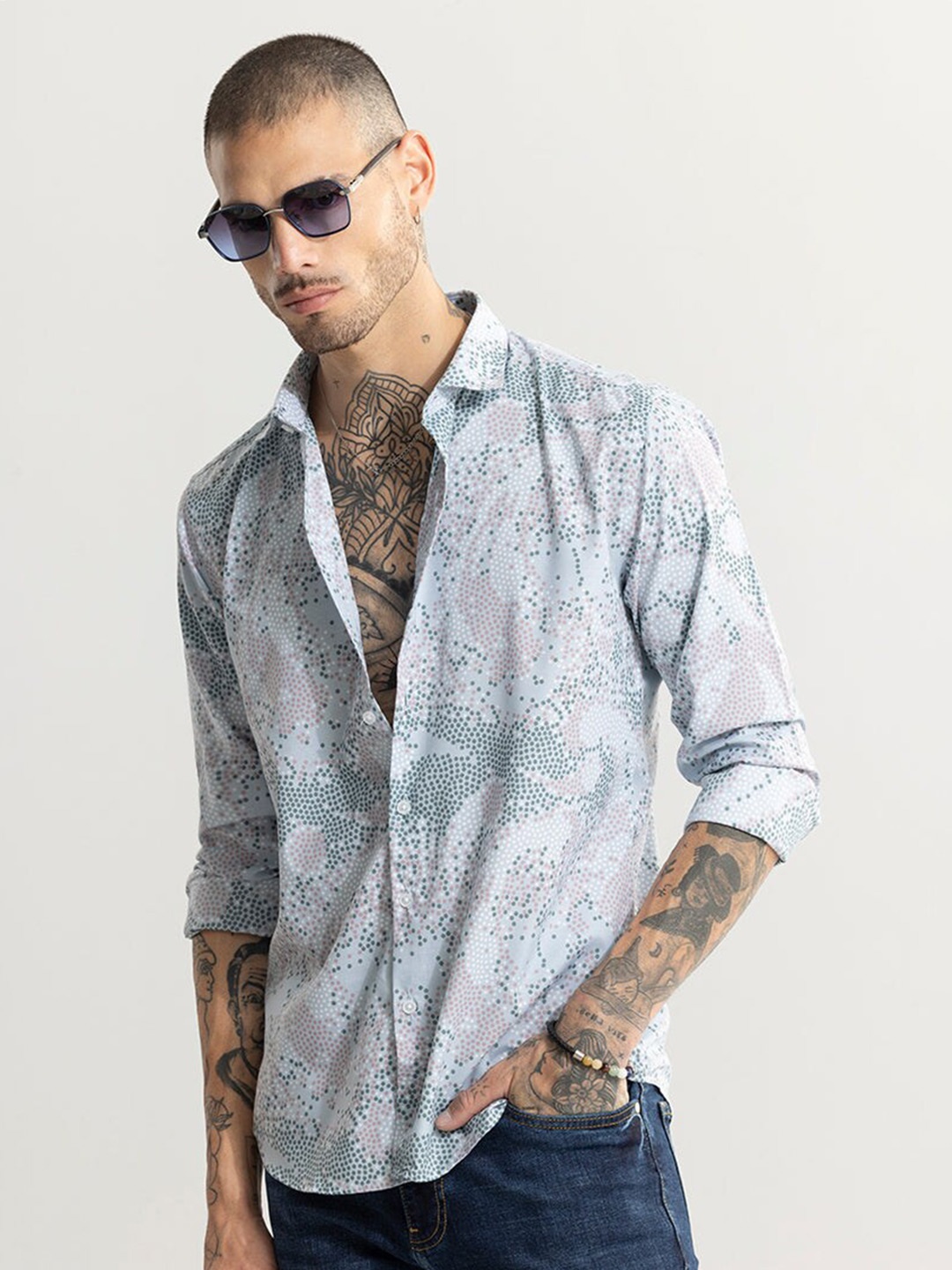 

Snitch White Classic Slim Fit Abstract Printed Pure Cotton Casual Shirt