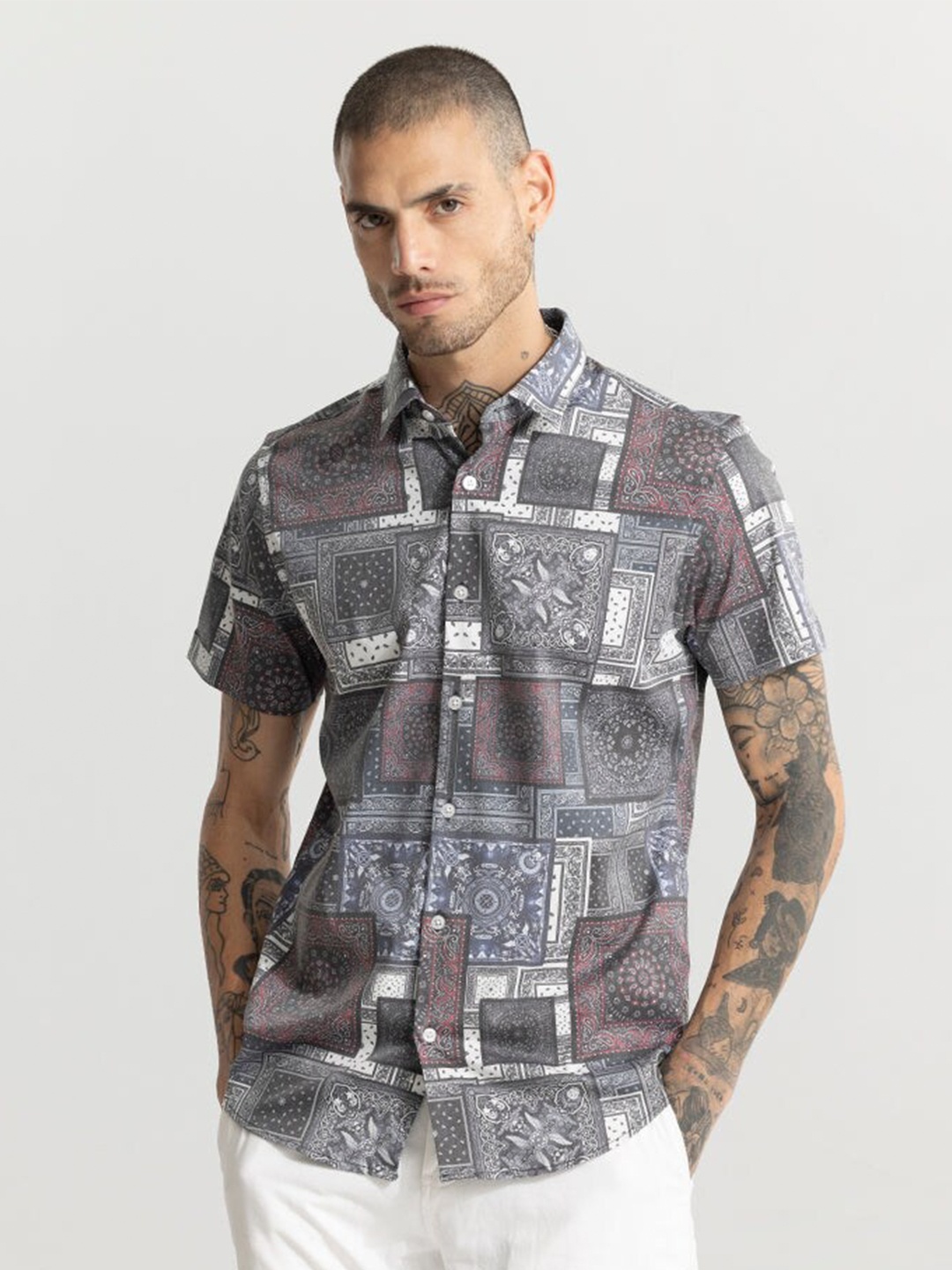 

Snitch Grey & White Classic Slim Fit Abstract Printed Casual Shirt
