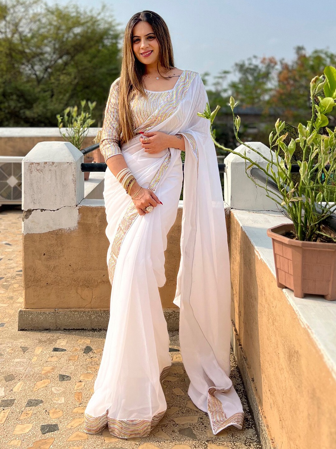 

Sangria Embellished Detail Saree With Blouse Piece, White