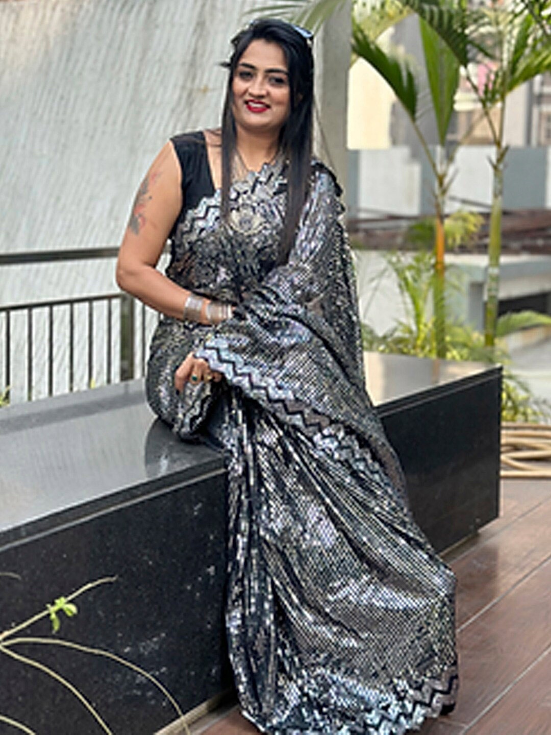 

Sangria Embellished Saree With Blouse Piece, Black