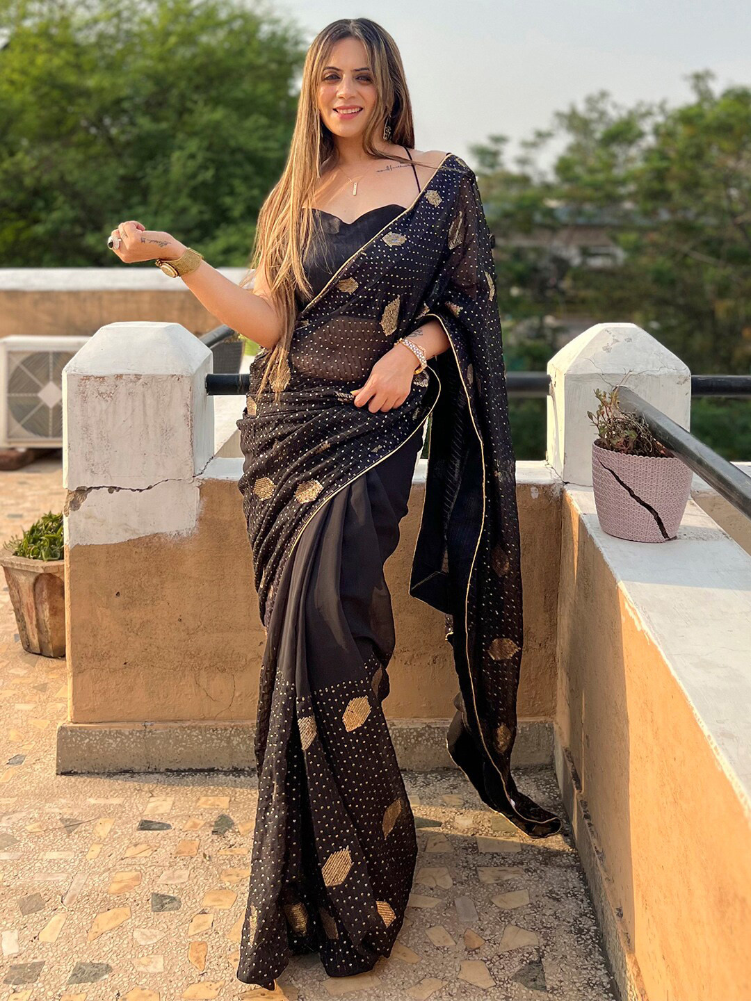 

Sangria Embellished Saree With Blouse Piece, Black