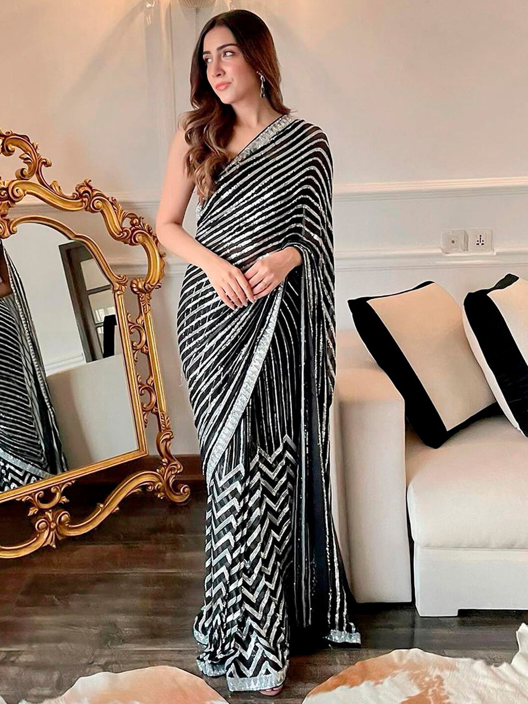 

Sangria Black Sequinned Embellished Saree