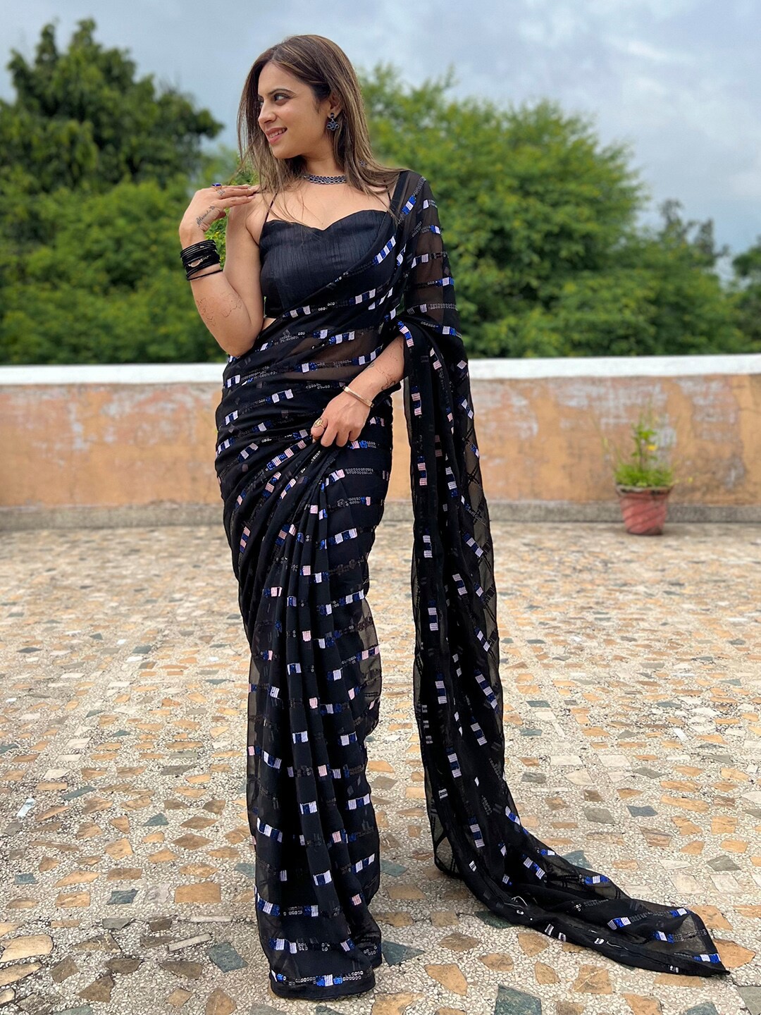 

Sangria Embellished Saree With Blouse Piece, Black