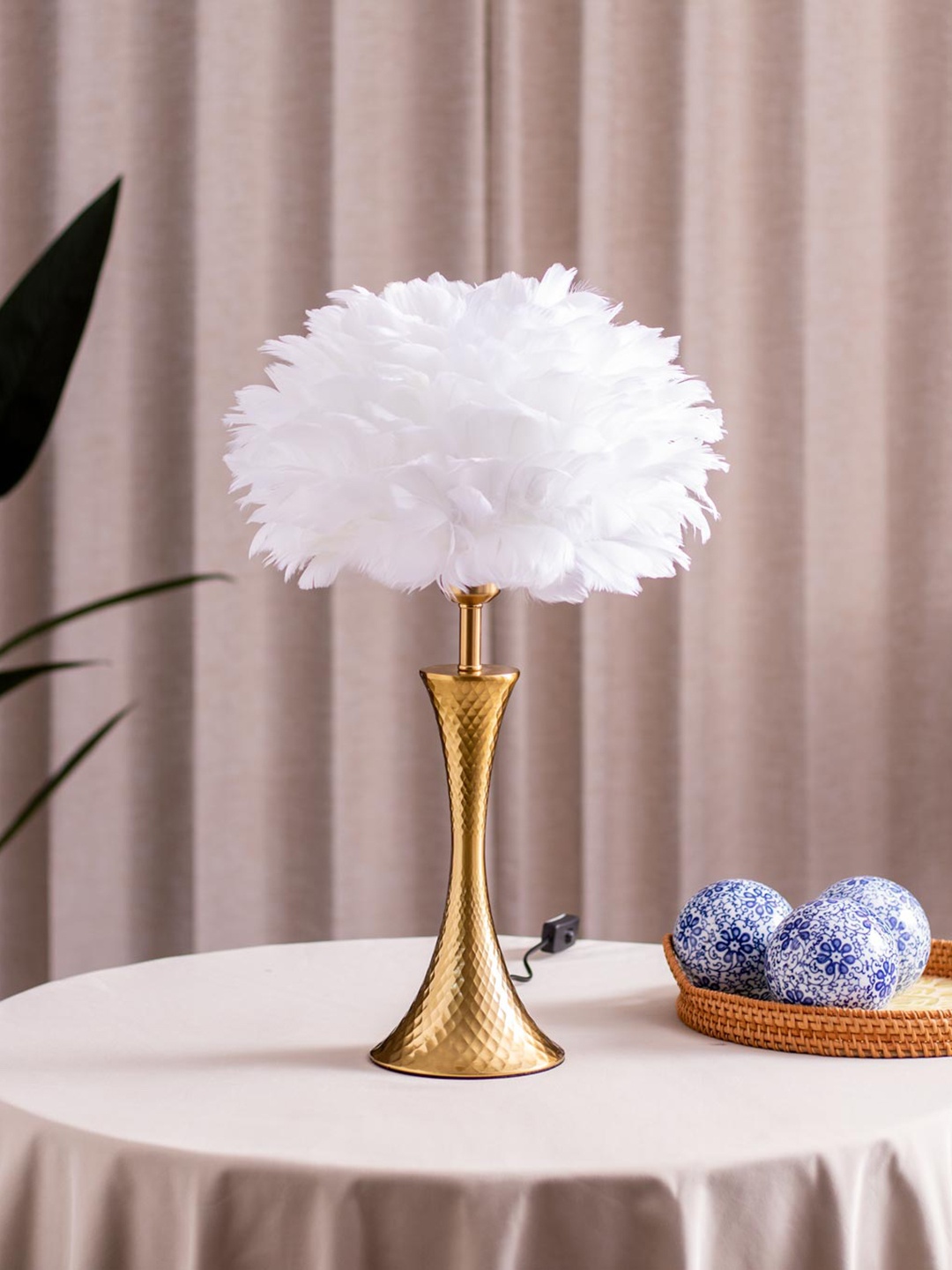 

THEDECORKART White Metal Abstract Shape Table Lamp, Gold