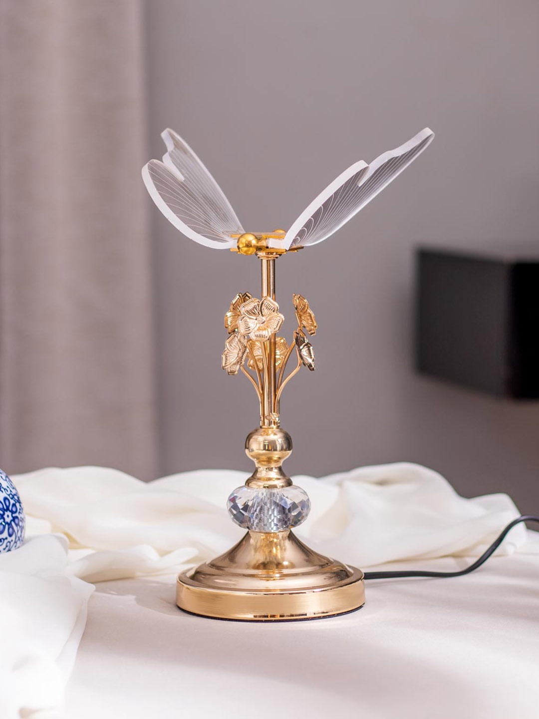 

THEDECORKART Gold Toned Metal Abstract Shaped Table Lamp