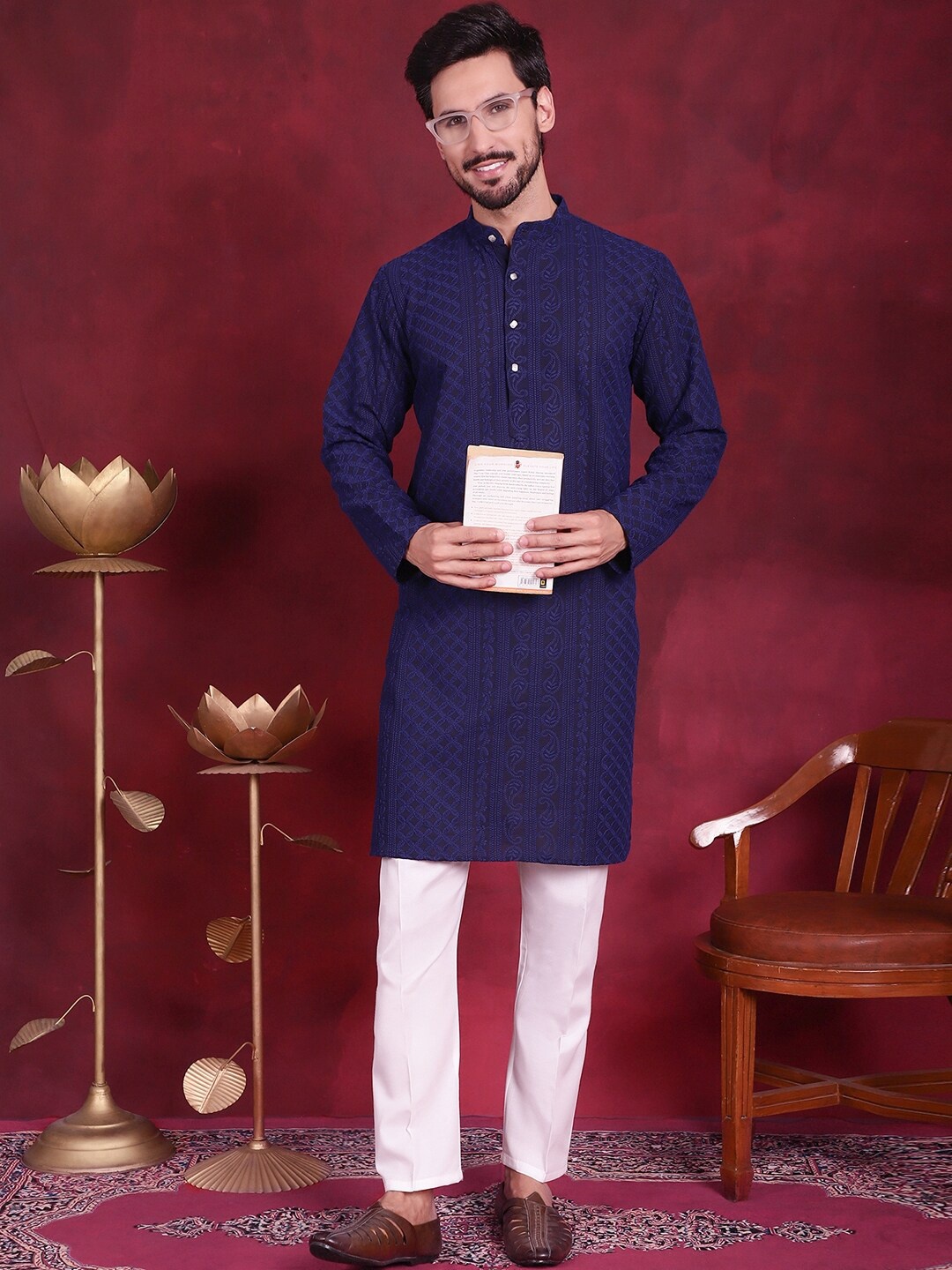 

Jompers Paisley Chikankari Embroidered Band Collar Collar Long Sleeve Kurta Set, Navy blue