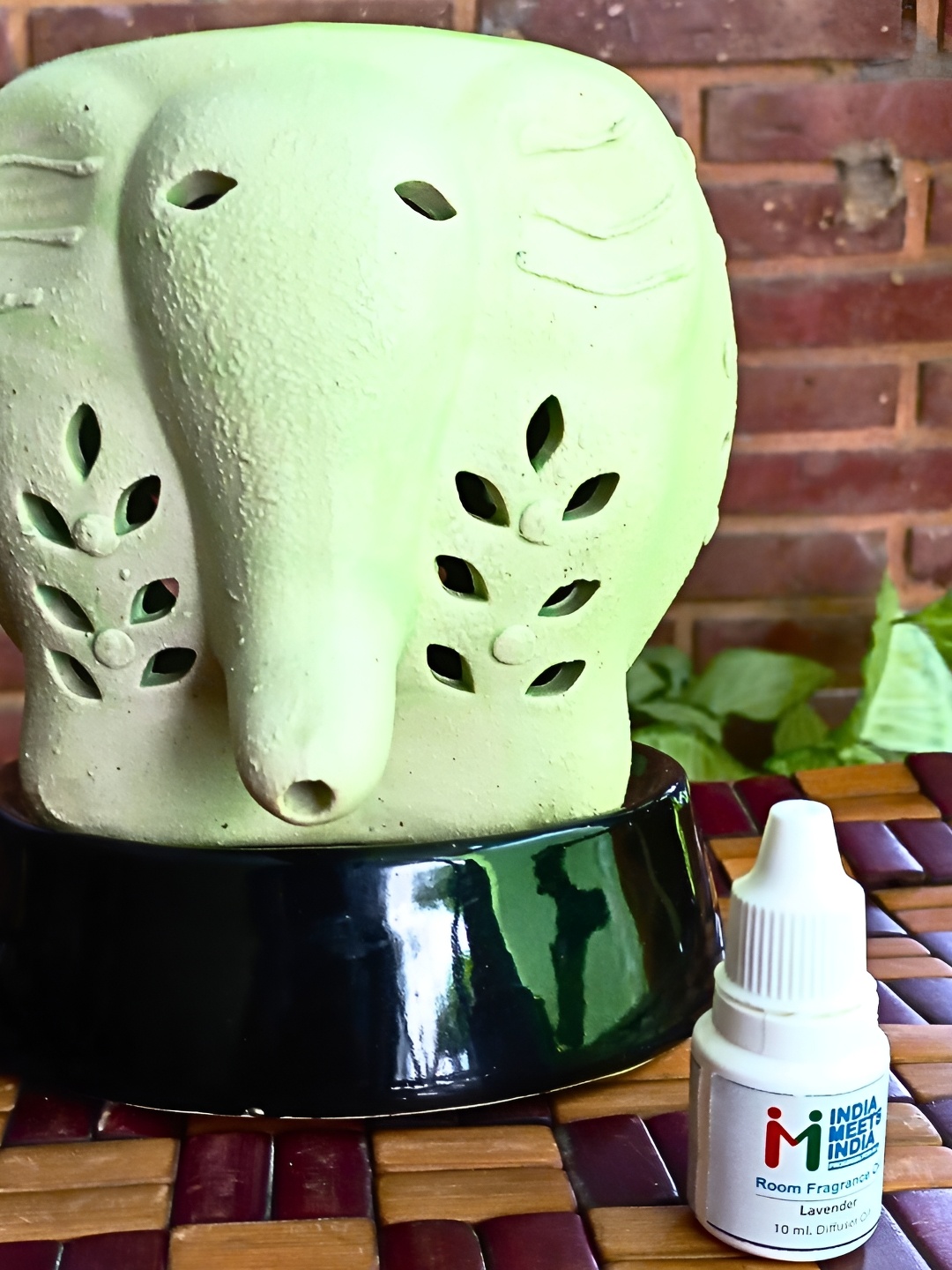 

INDIA MEETS INDIA Green Aroma Oil Diffusers