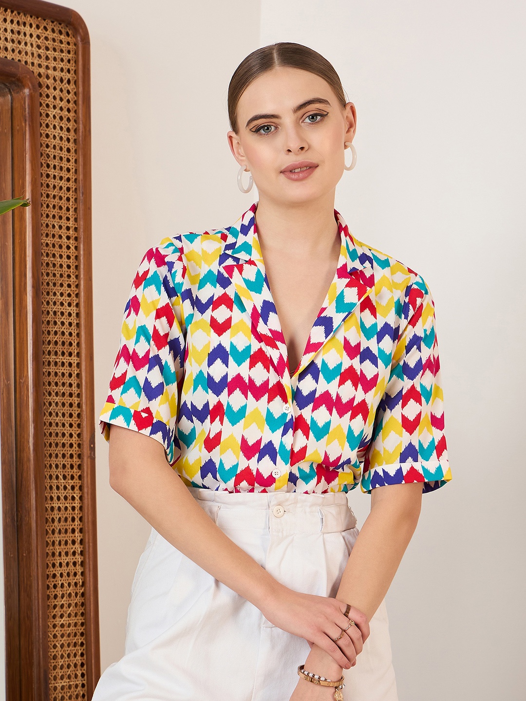 

Berrylush White Geometric Printed Shirt Style Top