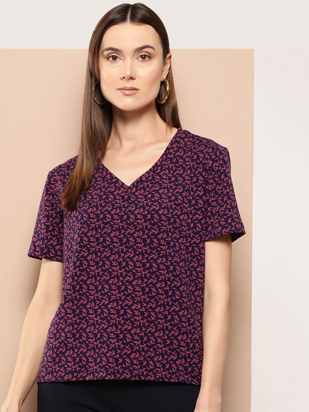 

INVICTUS Floral Printed V-Neck T-shirt, Purple