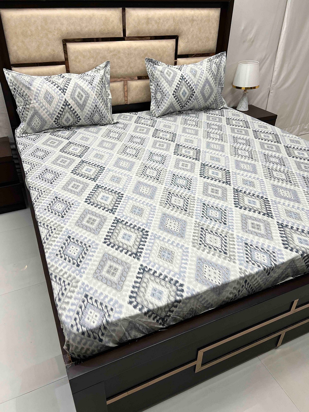 

Pure Decor Gem Grey Geometric Cotton 260 TC King Bedsheet with 2 Pillow Covers