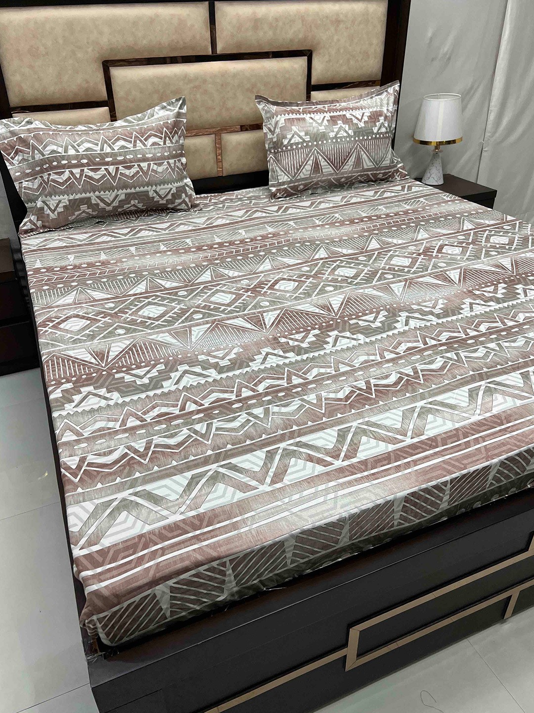 

Pure Decor Gem Brown Printed Cotton Fitted 260 TC Super King Bedsheet with 2 Pillow Covers