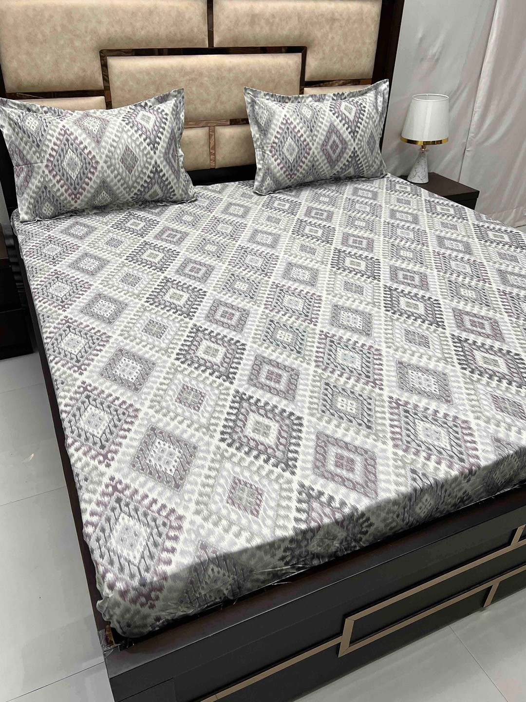 

Pure Decor Gem Grey & White Geometric 260 TC King Bedsheet with 2 Pillow Covers