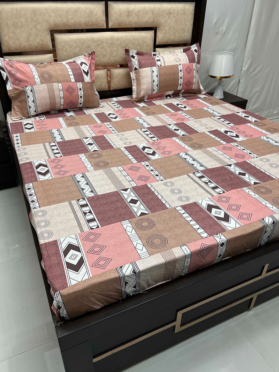 

Pure Decor Gem Brown & Pink Geometric 260 TC King Bedsheet with 2 Pillow Covers