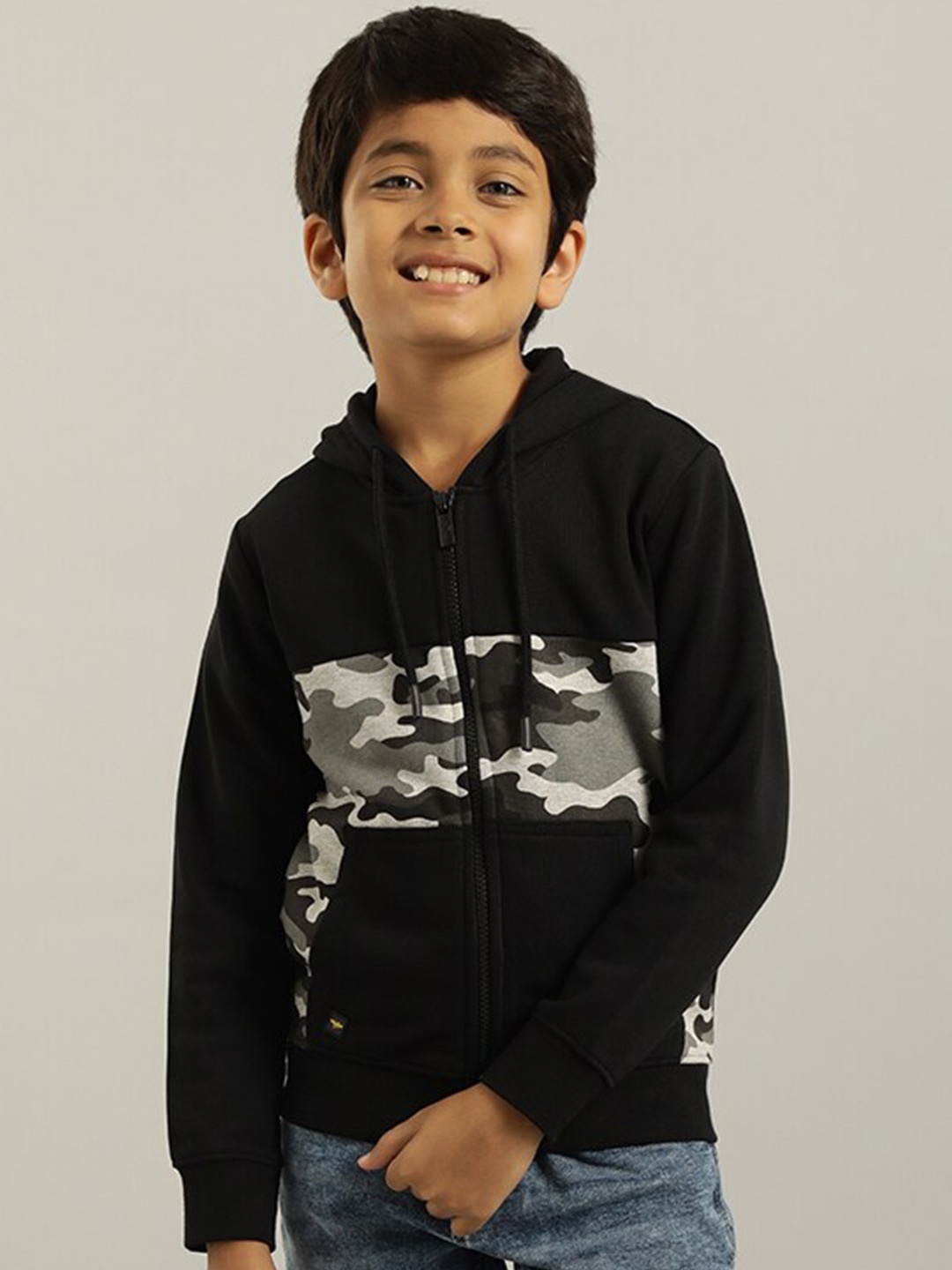

Indian Terrain Boys Colourblocked Hooded Open Front Sweatshirt, Black