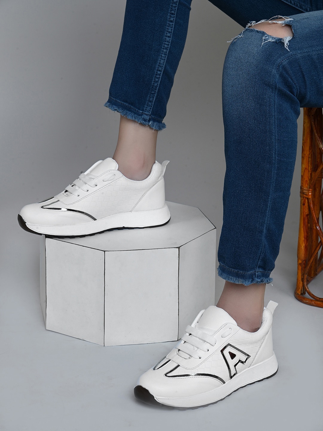 

XE Looks Women Textured Lightweight Sneakers, White