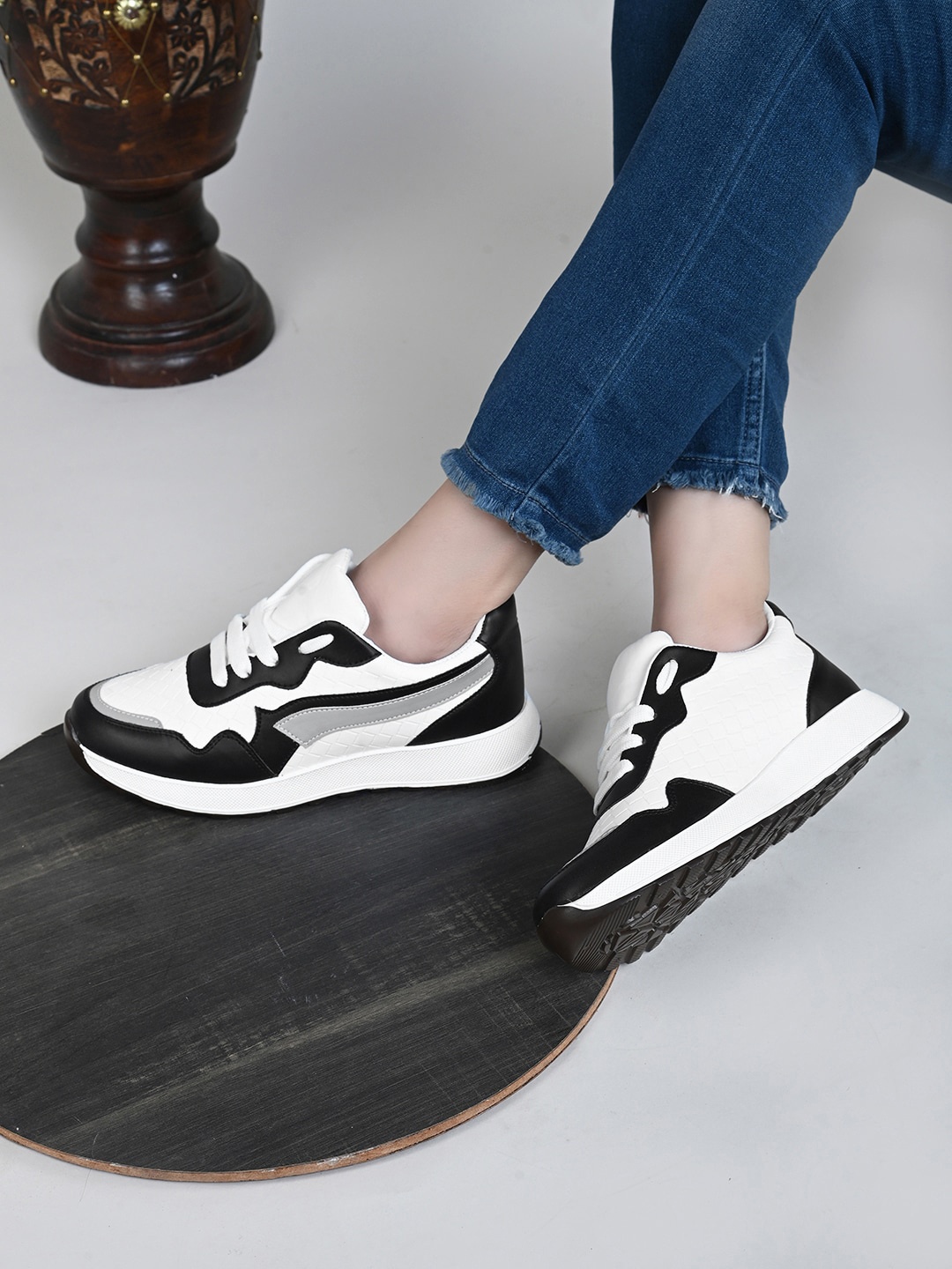 

XE Looks Women Colourblocked Lightweight Sneakers, Black