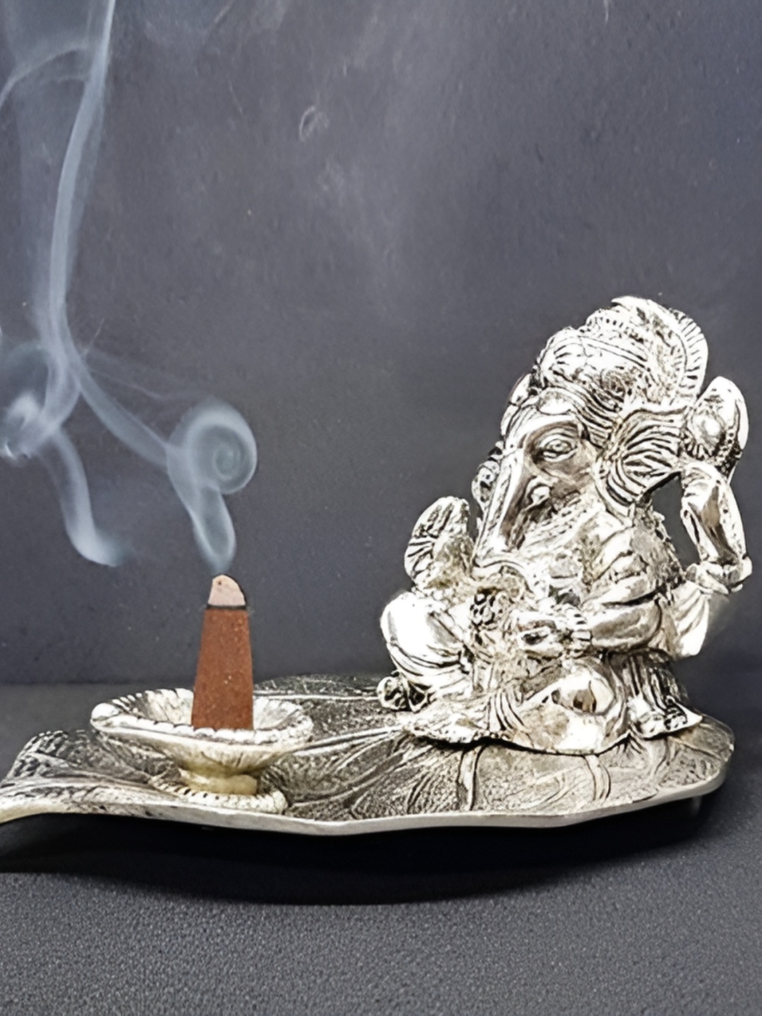 

INTERNATIONAL GIFT Silver Plated Religious Leaf Ganesh Idol With Beautiful Red Velvet Box