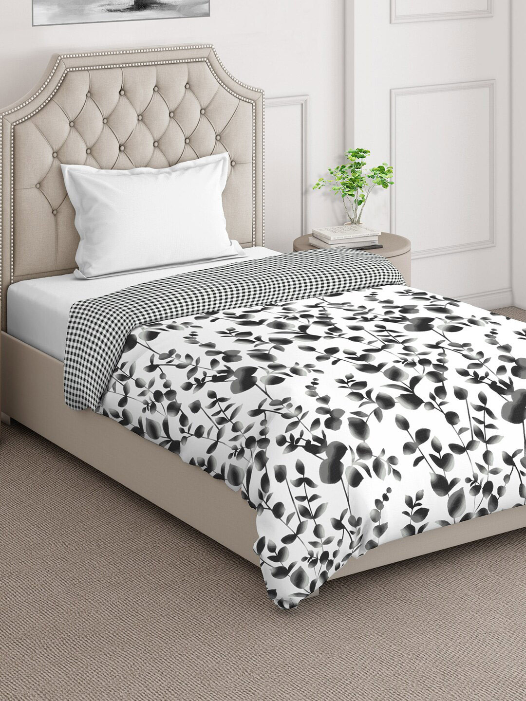 

Layers Illuminating Homes Black Floral Cotton Mild Winter 150 GSM Single Bed Comforter