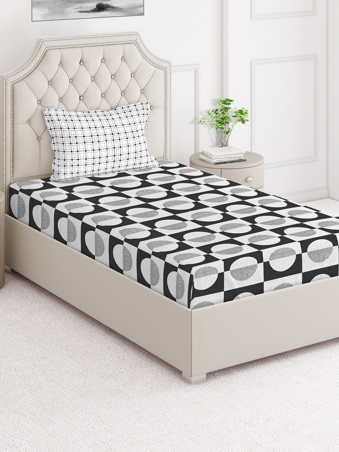 

Layers Black & Grey Geometric 152 TC Cotton Single Bedsheet with Pillow Cover