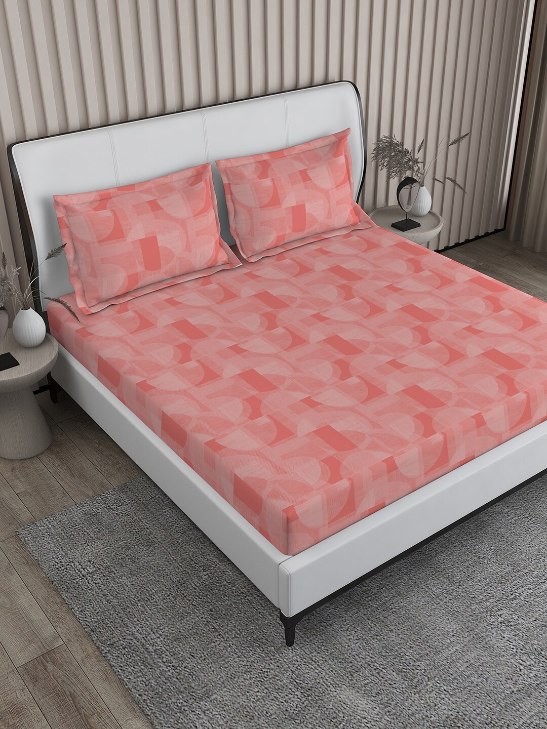 

Boutique Living India Pink Geometric 152 TC King Bedsheet with 2 Pillow Covers