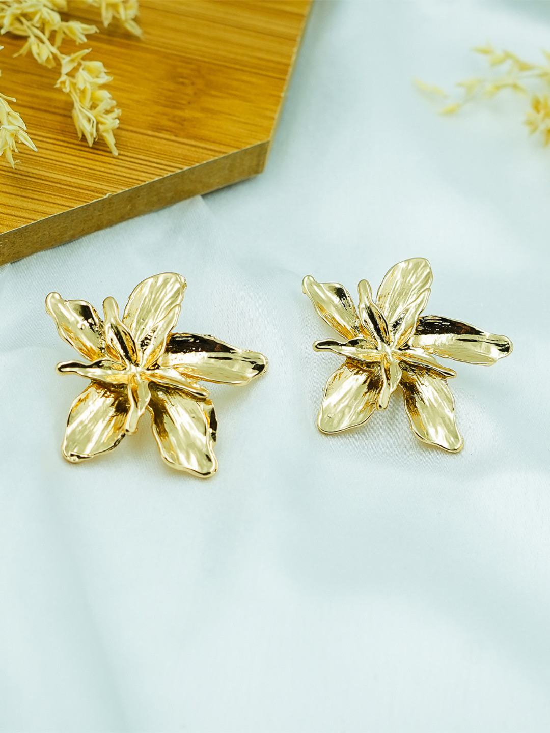 

ISHKAARA Floral Shaped Stud Earrings, Gold