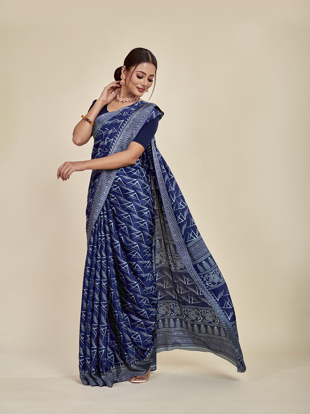 

MAHALASA Floral Printed Poly Crepe Saree, Blue