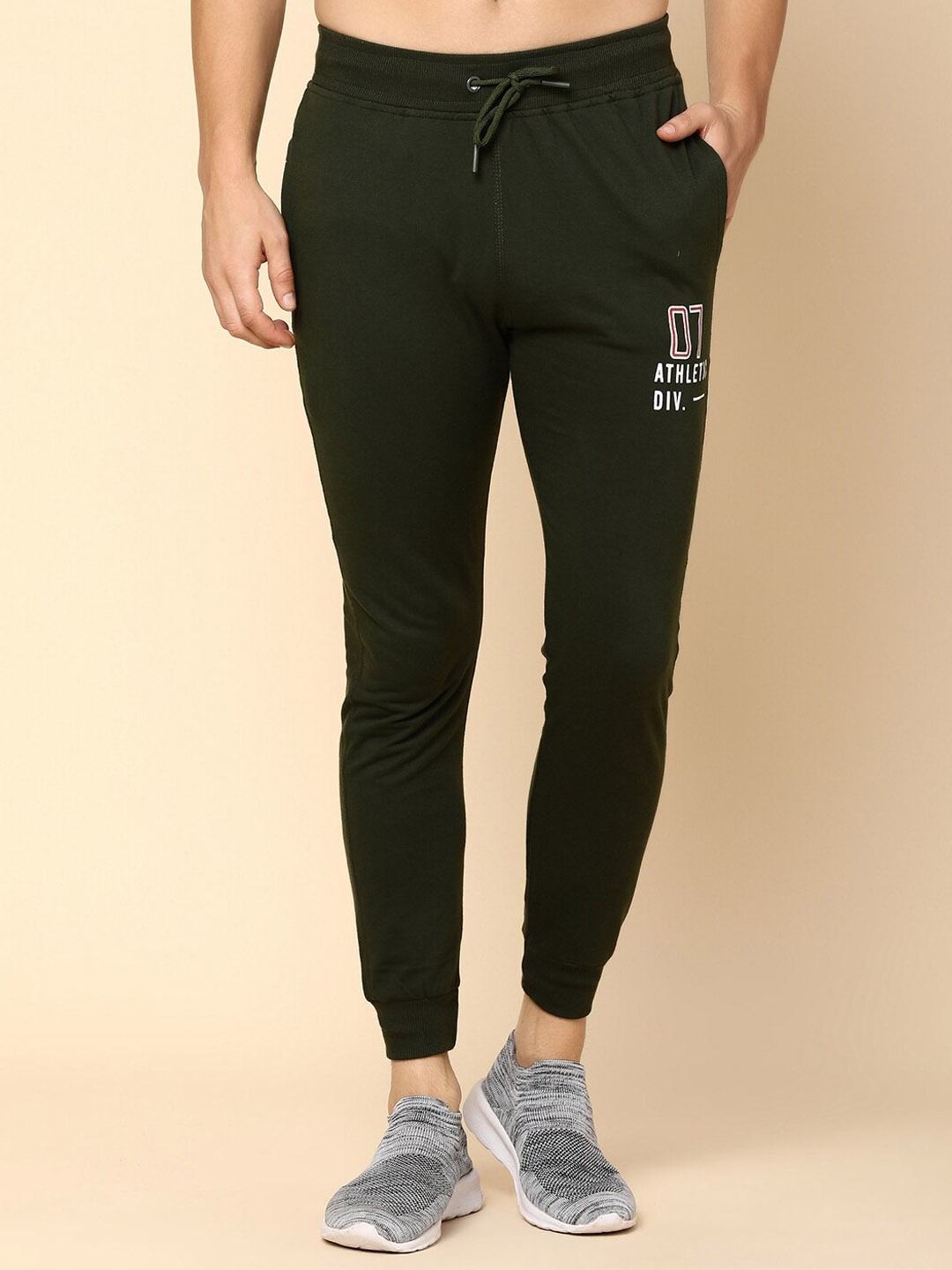 

V-Mart Men Mid-Rise Straight Fit Track Pant, Green
