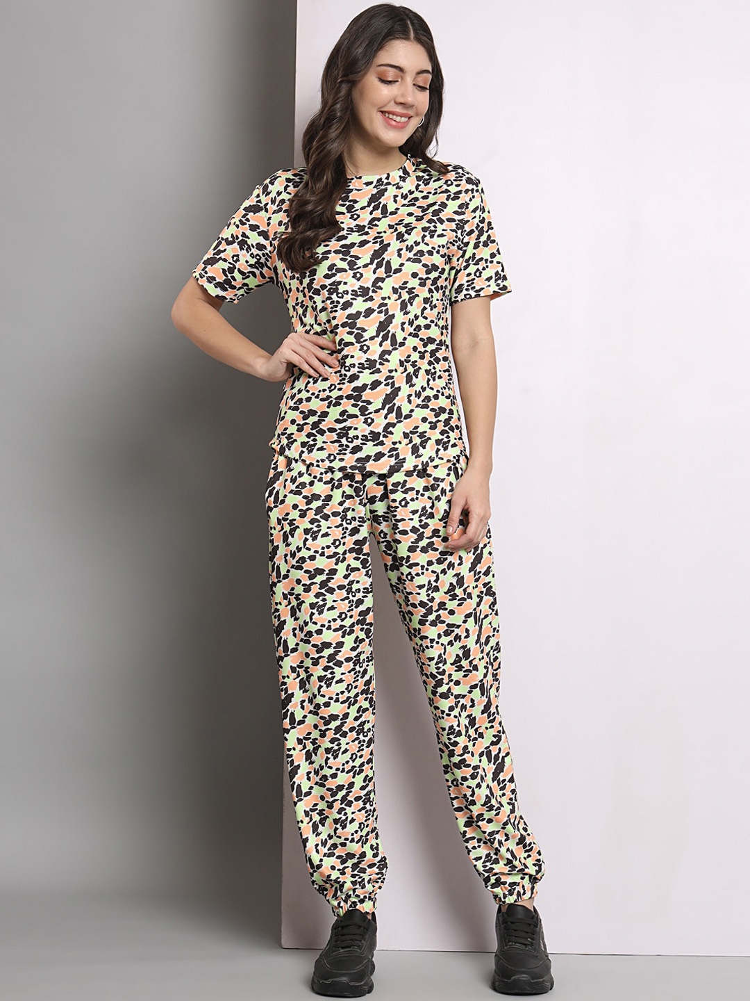 

Q-rious Abstract Printed T-shirt With Joggers, Green