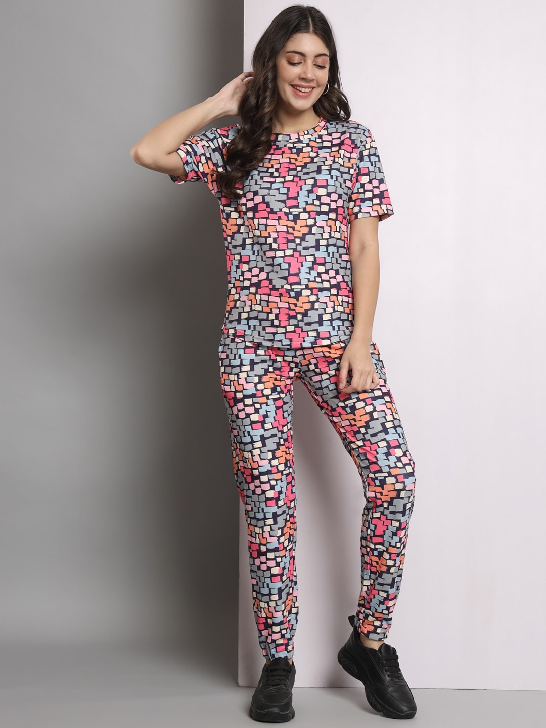 

Q-rious Geometric Printed T-shirt With Joggers, Grey