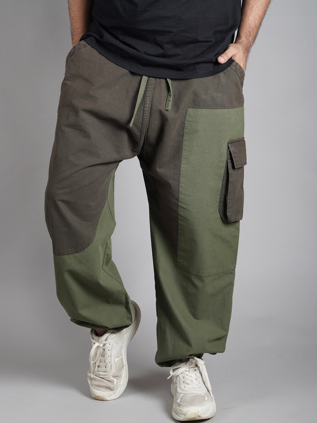 

BOMBAY TROOPER Men Loose-Fit Colourblocked Pure Cotton Trousers, Olive